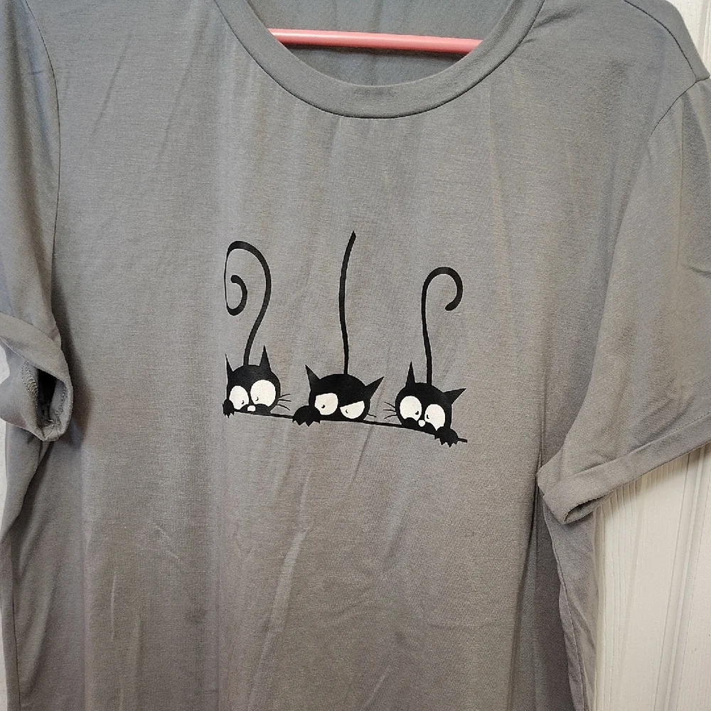 Gray Cat Graphic T-Shirt